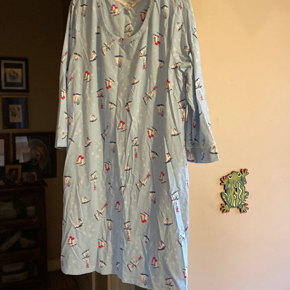 XLarge nightgown with snowflakes and ice skates!